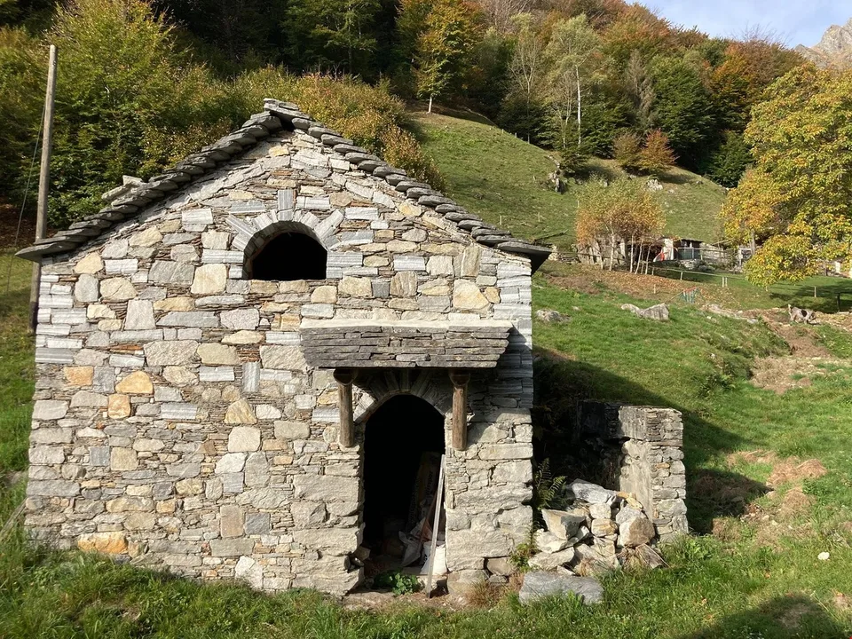 Brione s/Minusio, Val Resa - 2 Rustici con terreno, rinnovati