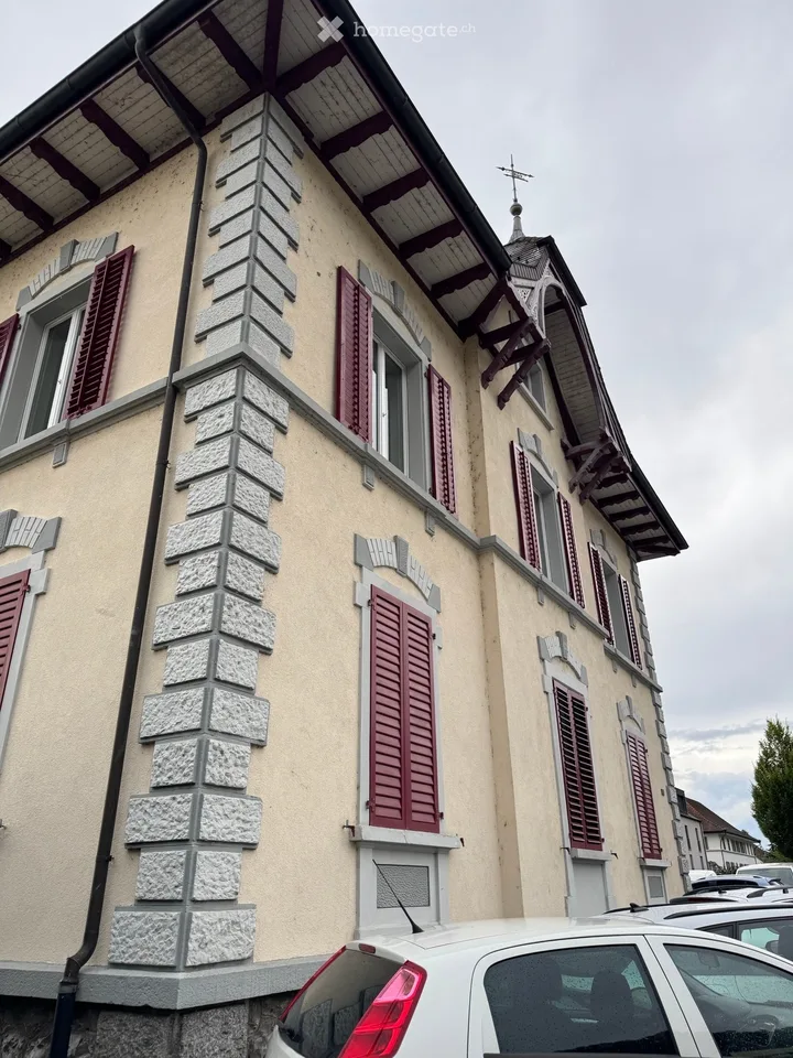 Appartement de 3,5 pièces dans un immeuble ancien, avec box de garage, parking extérieur et frais accessoires (hors eau chaude)
