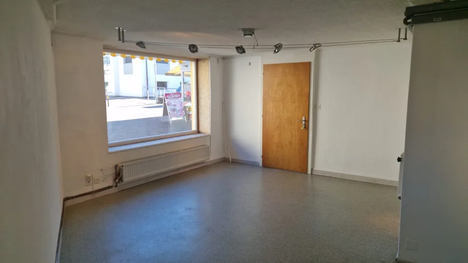 Locale commerciale in affitto a Bassecourt