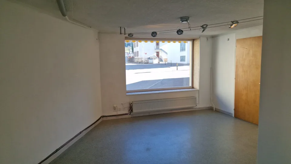 Locale commerciale in affitto a Bassecourt