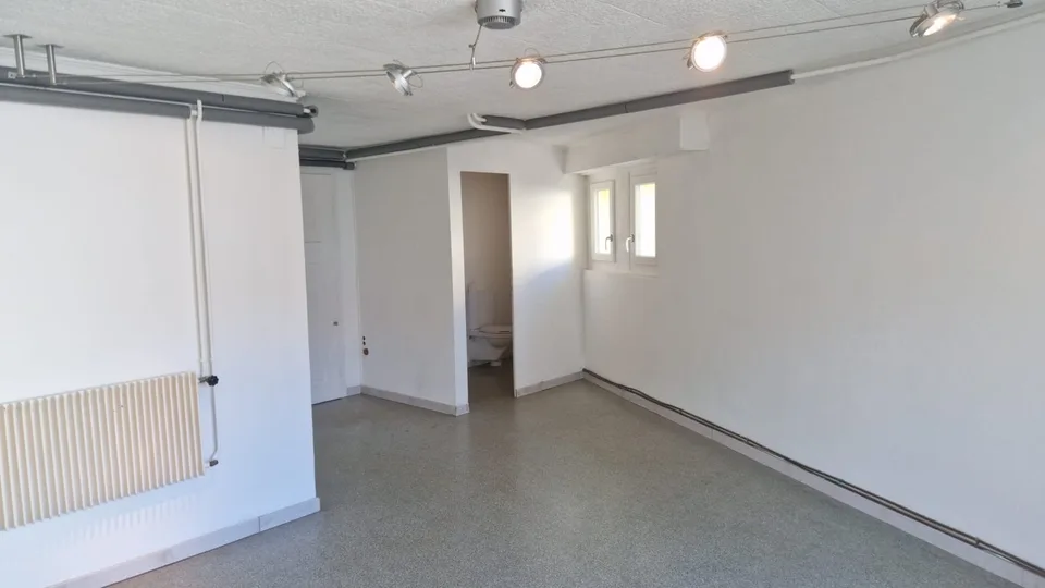 Locale commerciale in affitto a Bassecourt