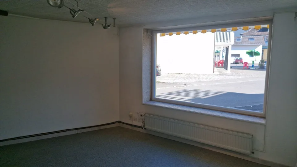Locale commerciale in affitto a Bassecourt