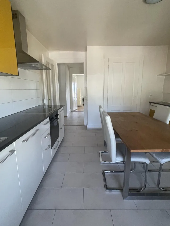 GROSSES 2.5 ZIMMER MOBILIERT MIT SEEBLICK