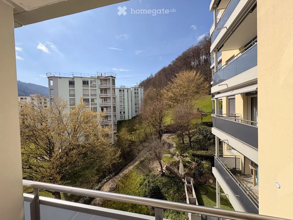 Renovated, modern 3.5-room apartment with balcony and garage in Lucerne at top location with a view