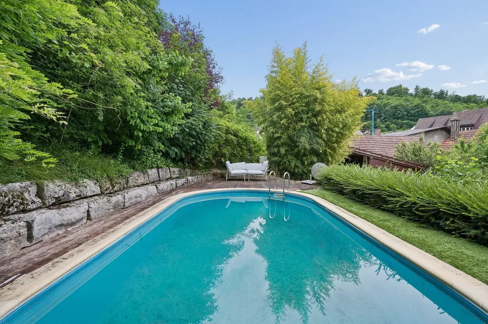Stilvoll renoviertes Baselbieter Bauernhaus mit grossem Garten, Pool und Nachbargrundstück
