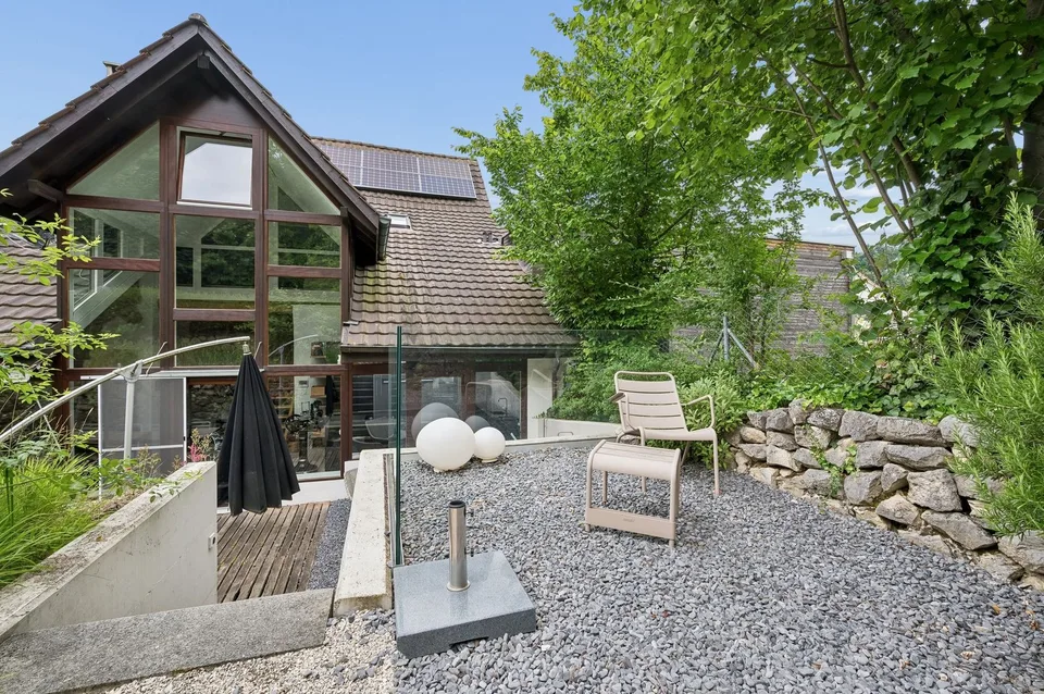 Stilvoll renoviertes Baselbieter Bauernhaus mit grossem Garten, Pool und Nachbargrundstück