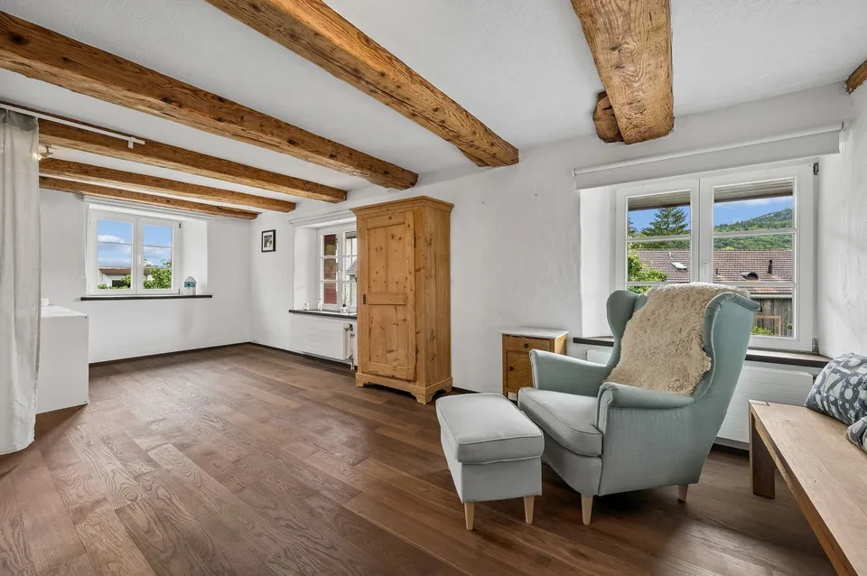 Stilvoll renoviertes Baselbieter Bauernhaus mit grossem Garten, Pool und Nachbargrundstück