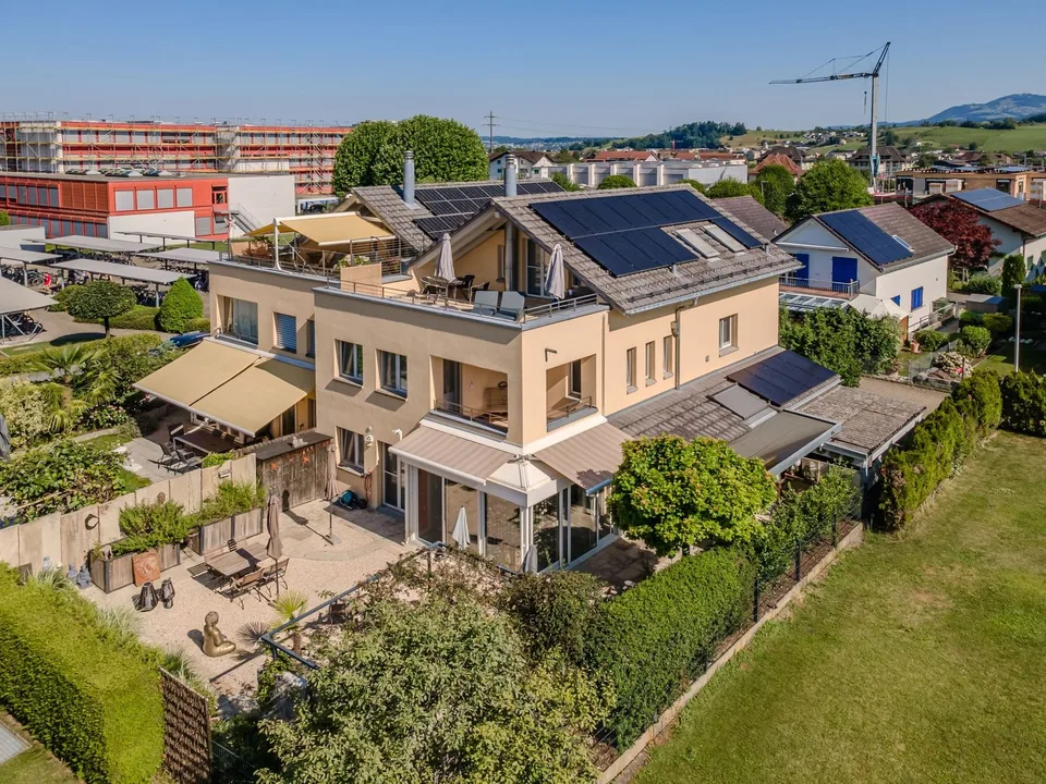 Grosszügige Haushälfte in ruhigem Wohnquartier mit Top-Anbindung an zentrumsnaher Lage
