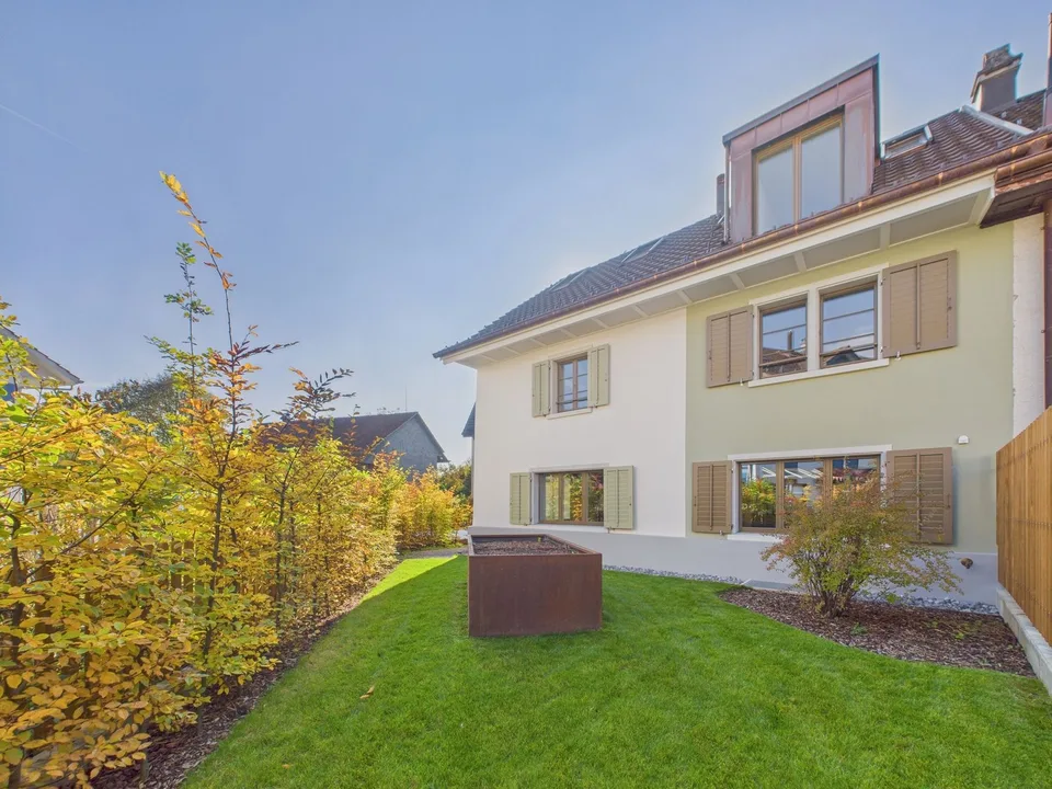 Charme et Modernité - Flarzhaus Totally Rénové avec Jardin Idyllique et Terrasse sur le Toit au Cœur de Dürnten