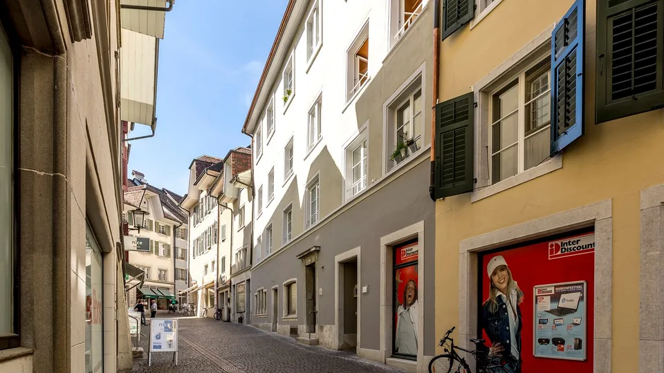 Einzigartige Dachwohnung im idyllischen Feldbrunnen