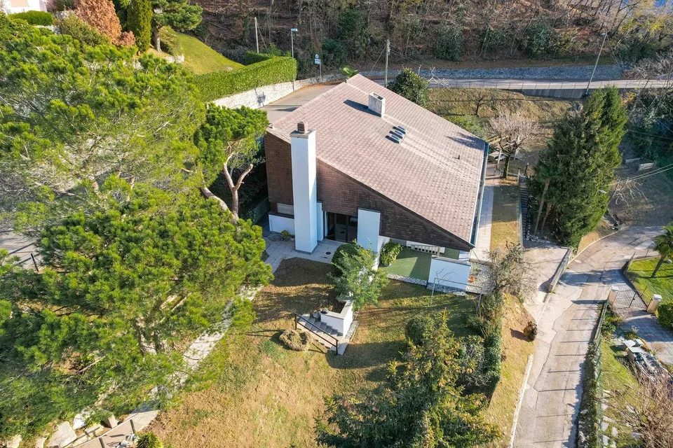 Villa con ampio giardino e vista aperta a Morbio Superiore