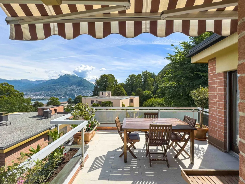 Penthouse 5 pièces avec vue sur le lac à Pazzallo