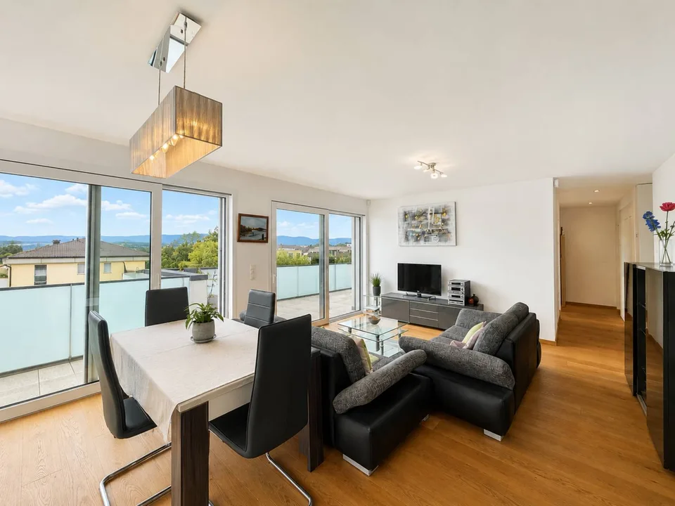 Dachgeschoss von 2020, Terrasse von 53 m² und Blick auf den Genfersee
