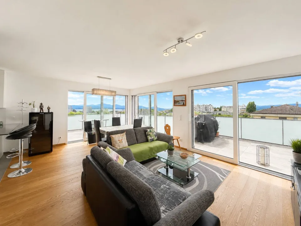 Dachgeschoss von 2020, Terrasse von 53 m² und Blick auf den Genfersee