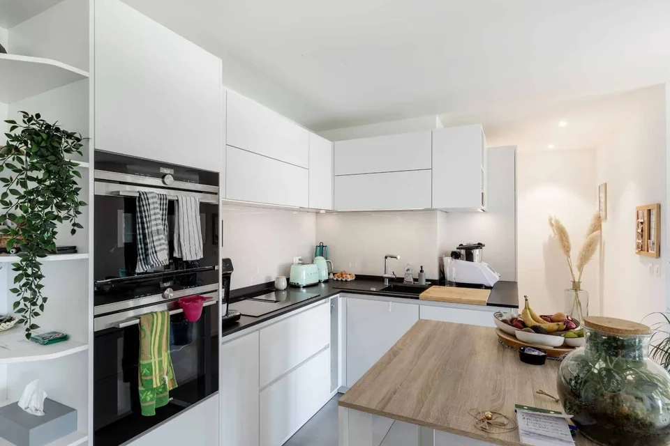 Duplex-Wohnung im modernen Stil mit Renovation und Blick auf den Genfersee und die Alpen