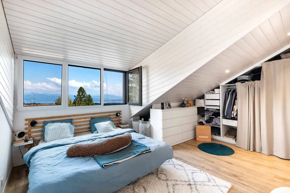 Duplex-Wohnung im modernen Stil mit Renovation und Blick auf den Genfersee und die Alpen