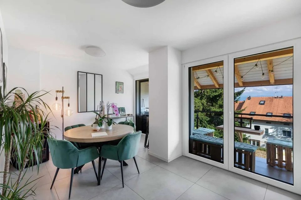 Duplex-Wohnung im modernen Stil mit Renovation und Blick auf den Genfersee und die Alpen