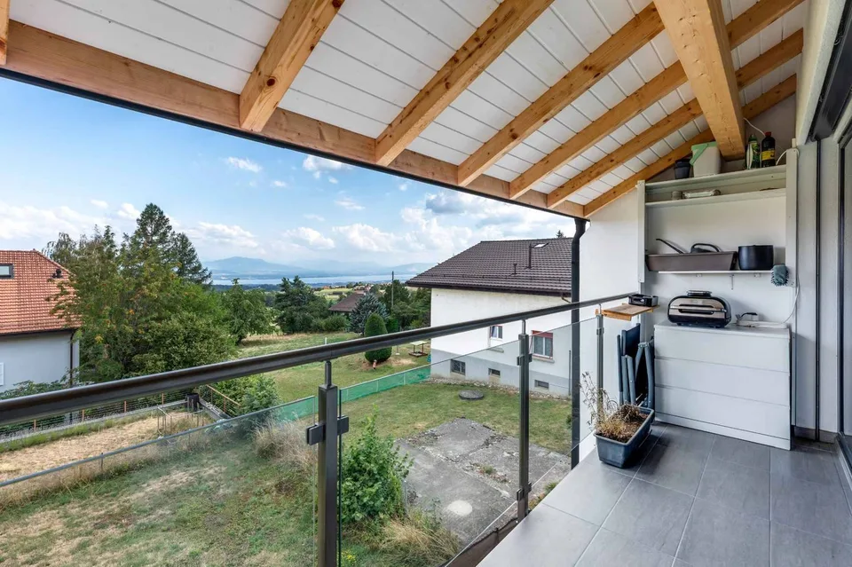 Duplex-Wohnung im modernen Stil mit Renovation und Blick auf den Genfersee und die Alpen