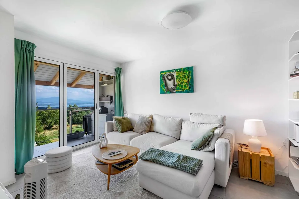 Duplex-Wohnung im modernen Stil mit Renovation und Blick auf den Genfersee und die Alpen
