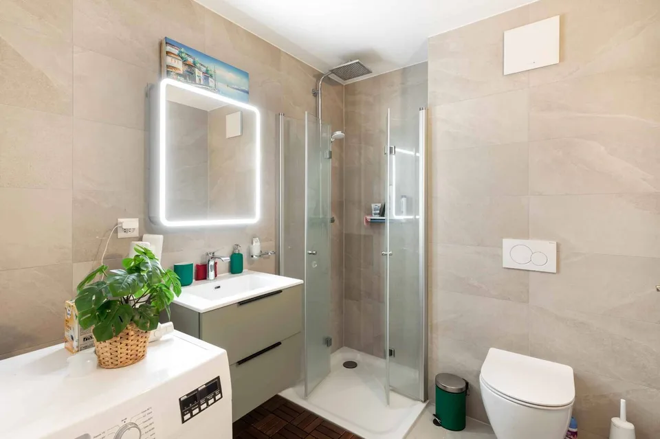 Duplex-Wohnung im modernen Stil mit Renovation und Blick auf den Genfersee und die Alpen