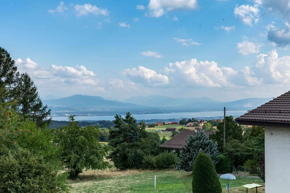 Duplex-Wohnung im modernen Stil mit Renovation und Blick auf den Genfersee und die Alpen