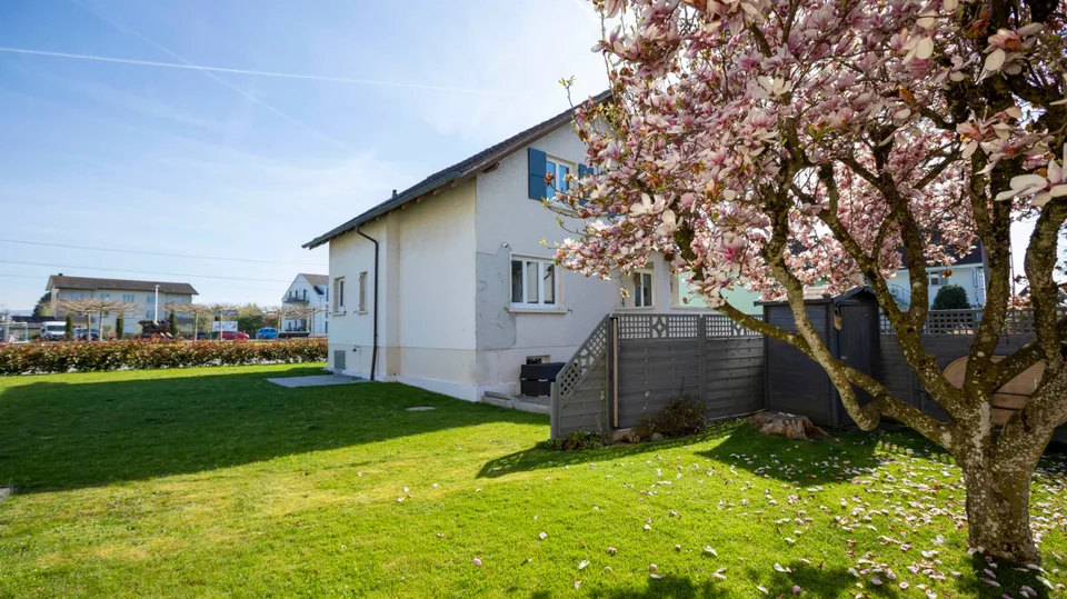 Casa unifamiliare affascinante con grande giardino a Subingen