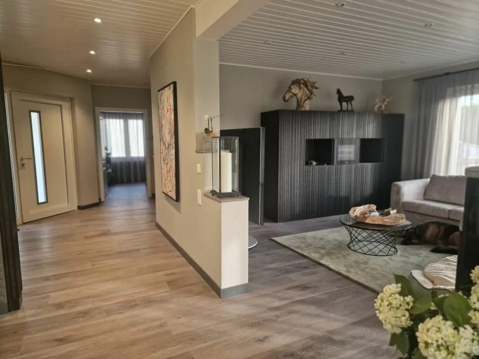 Reserviert! Reitsportimmobilie mit Haus und Reithalle