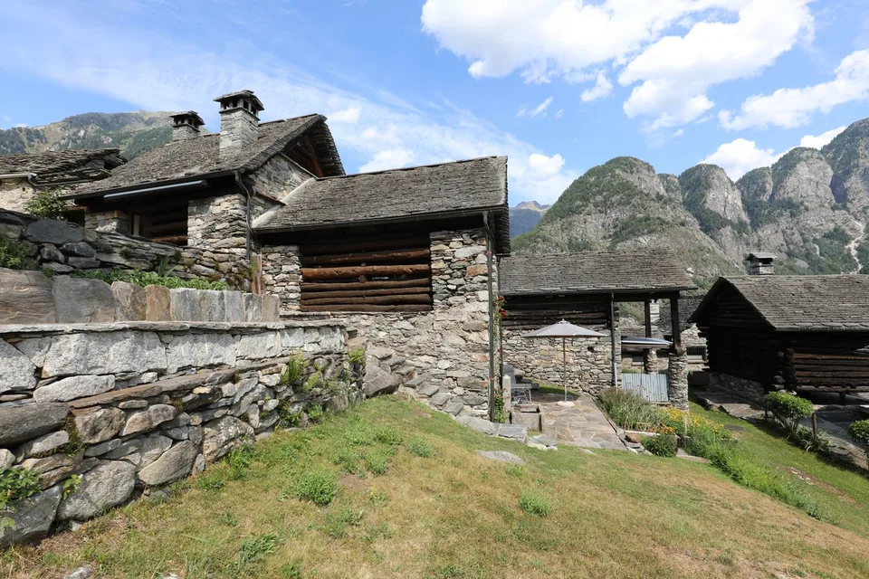 Large comfortable rustico with beautiful panoramic view in Lavizzara