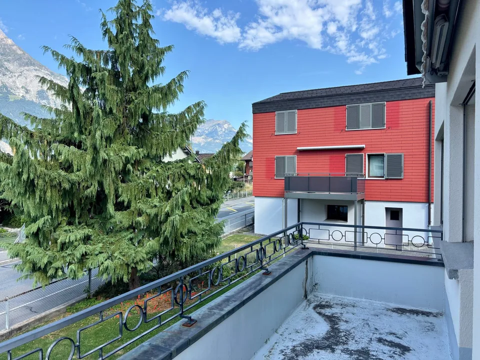 Single-family house with studio apartment in central location in Schattdorf