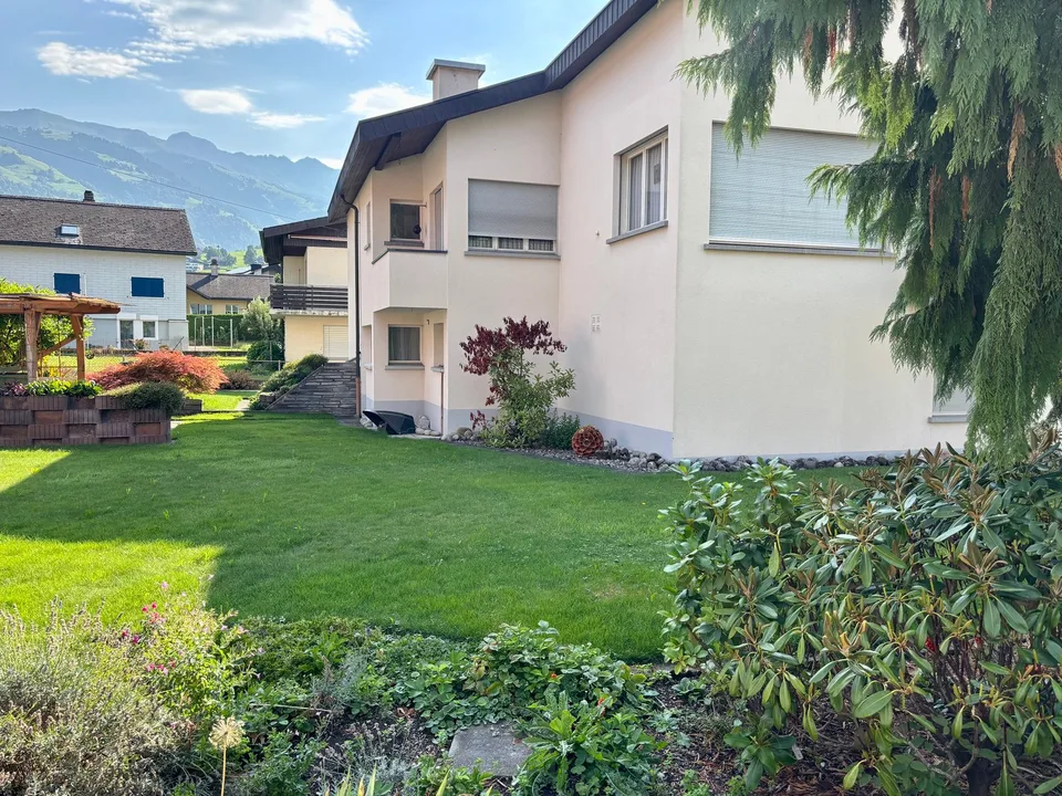 Single-family house with studio apartment in central location in Schattdorf