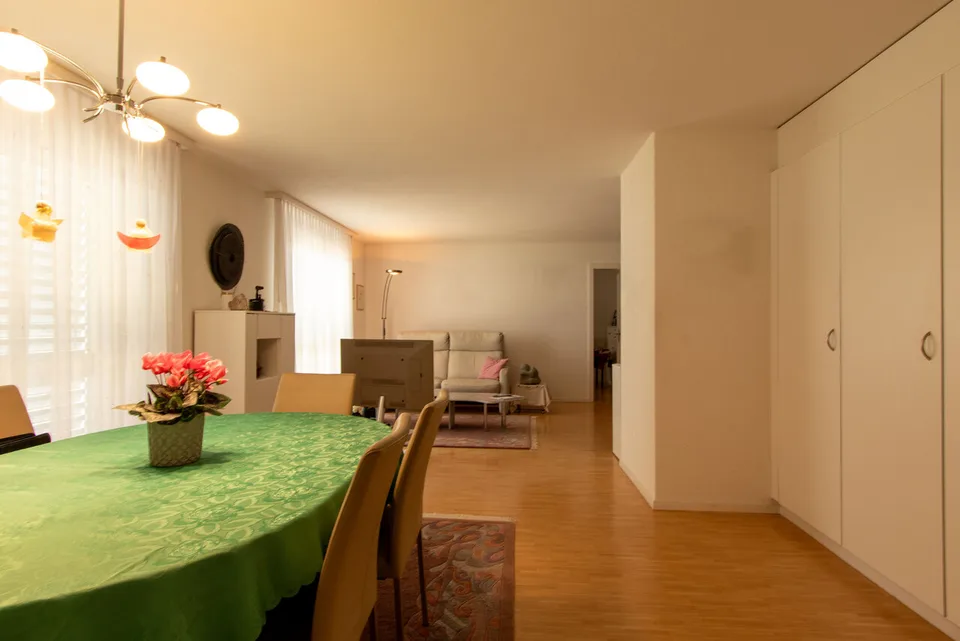Attraktive 3.5-Zimmerwohnung mit Balkon, Lift & Einstellhallenplatz
