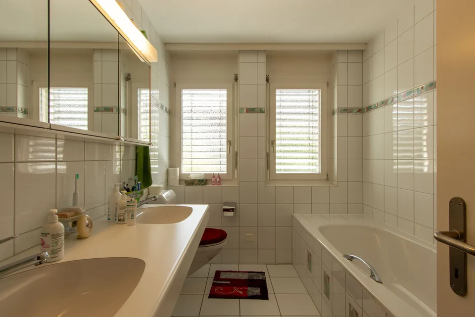 Attraktive 3.5-Zimmerwohnung mit Balkon, Lift & Einstellhallenplatz