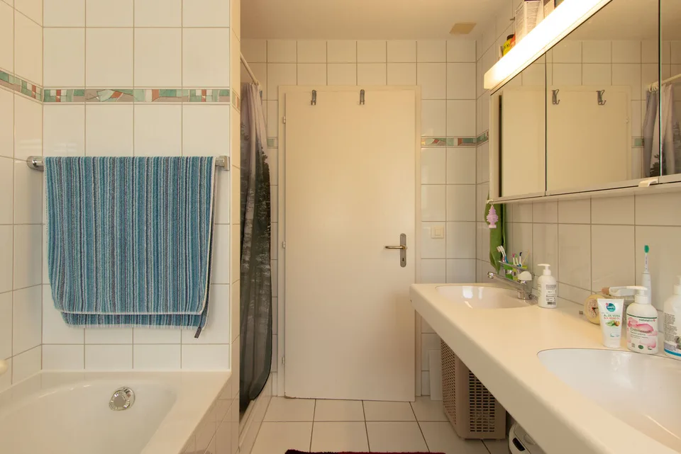 Attraktive 3.5-Zimmerwohnung mit Balkon, Lift & Einstellhallenplatz