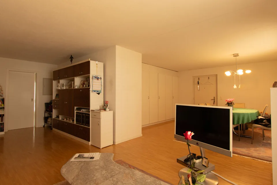 Attraktive 3.5-Zimmerwohnung mit Balkon, Lift & Einstellhallenplatz