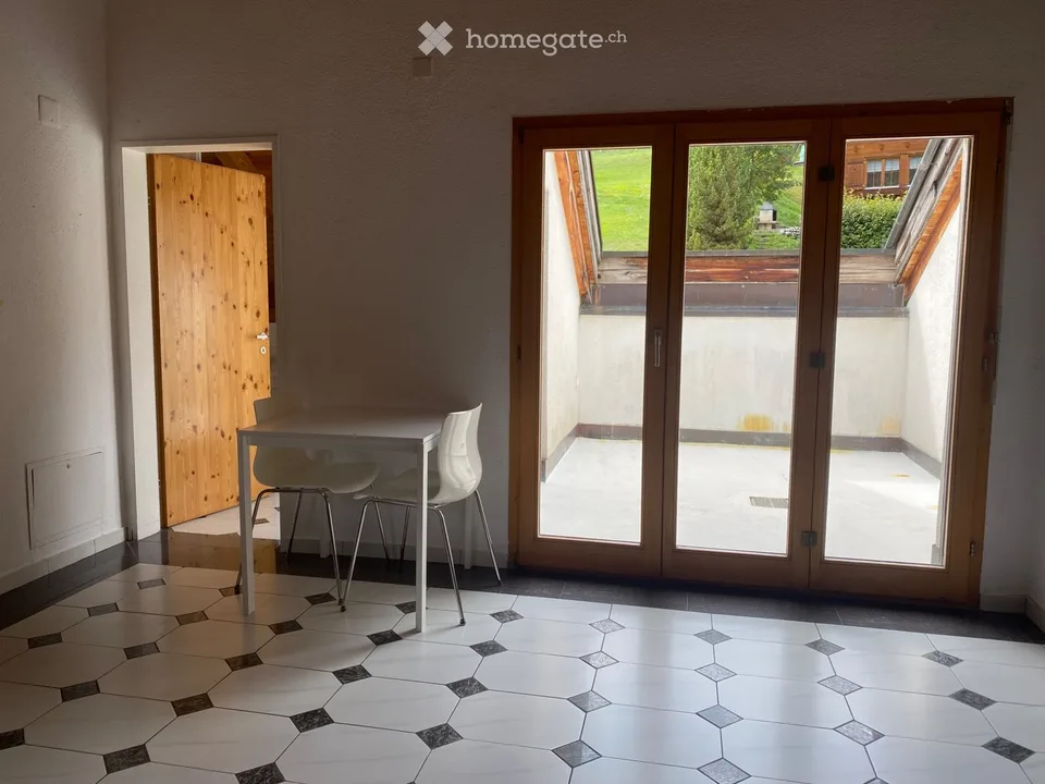 Appartement mansardé meublé avec balcon ensoleillé et poutres apparentes