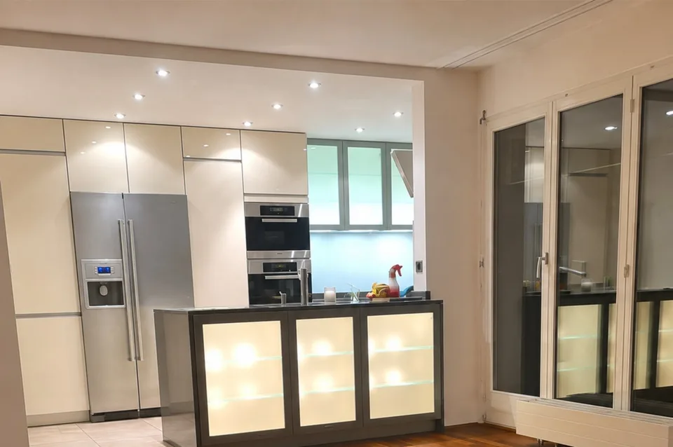 Appartamento mansardato soleggiato con grande terrazza e vista panoramica nel popolare Zürich-Schwamendingen