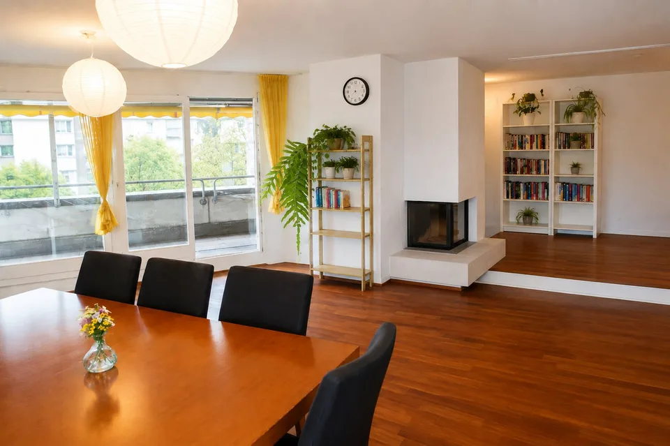 Appartamento mansardato soleggiato con grande terrazza e vista panoramica nel popolare Zürich-Schwamendingen