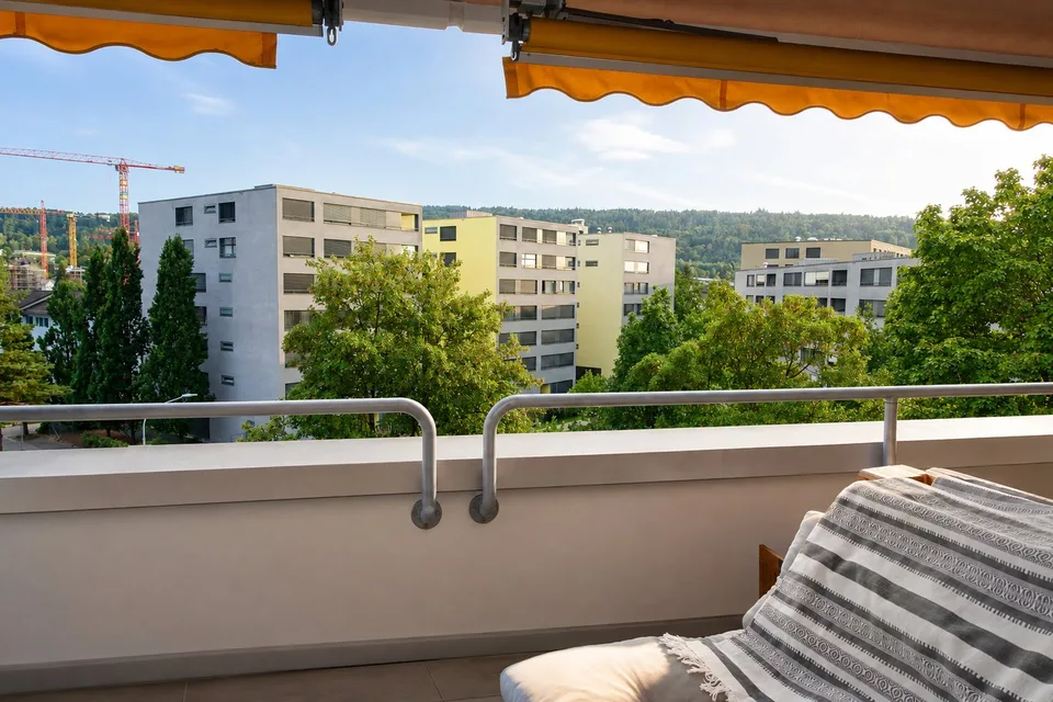 Appartamento mansardato soleggiato con grande terrazza e vista panoramica nel popolare Zürich-Schwamendingen