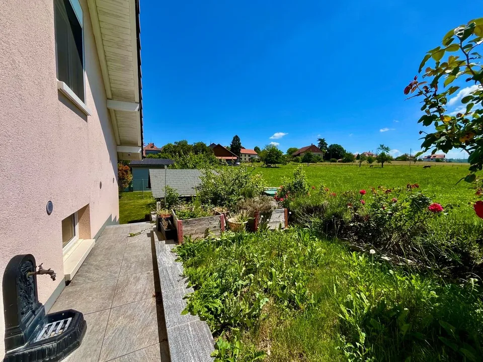 POMY - Einzigartige Villa mit baumgesäumtem Garten