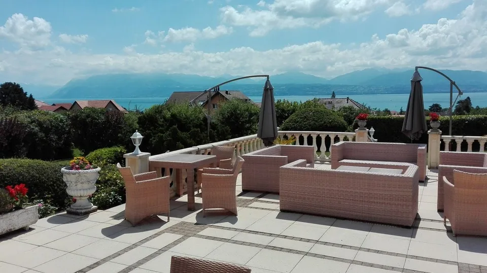 ST-PREX - Maison de charme avec piscine et vue sur le lac à louer à St-Prex