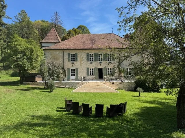 In der Nachbarschaft Frankreichs - eine Stunde von Genf entfernt. Zu verkaufen: prächtiges Schloss-