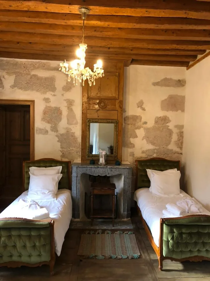In der Nachbarschaft Frankreichs - eine Stunde von Genf entfernt. Zu verkaufen: prächtiges Schloss-