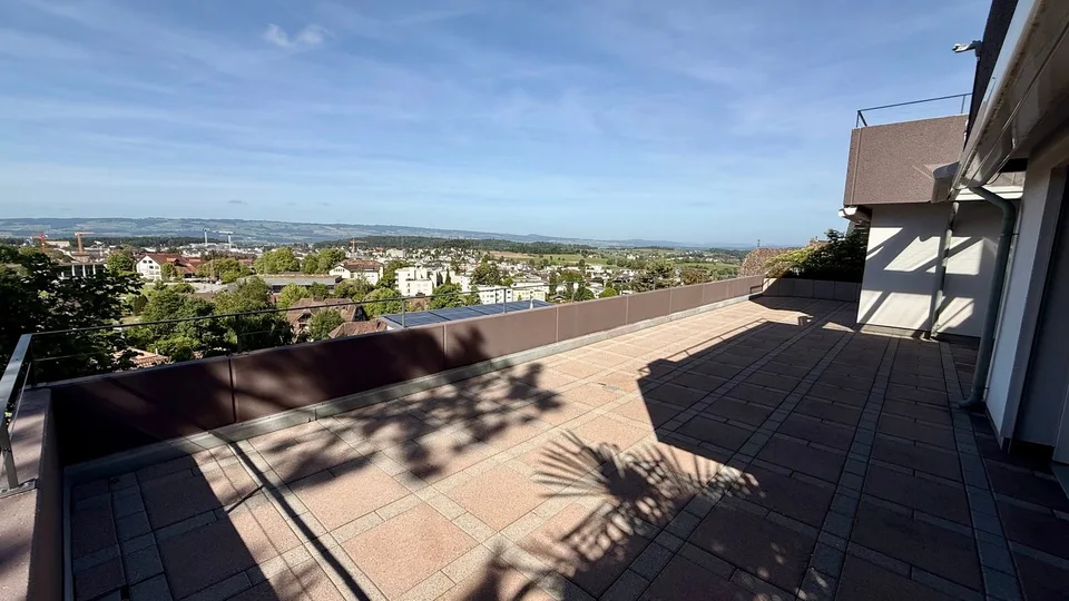 4.5 Zimmer Wohnung mit phantastischer Terrasse und Weitsicht