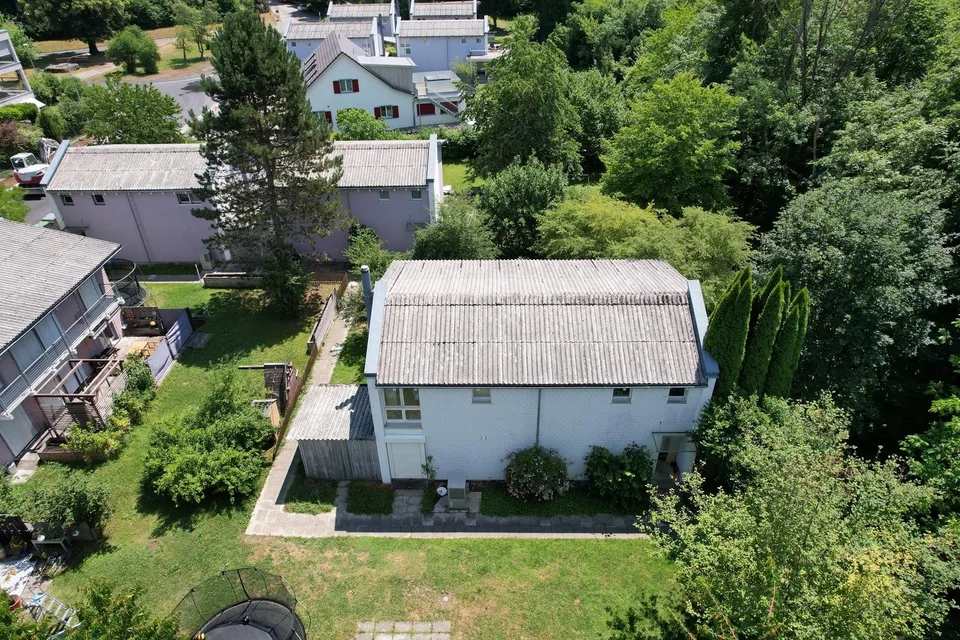 Maison située au calme près de la Töss avec un espace généreux.