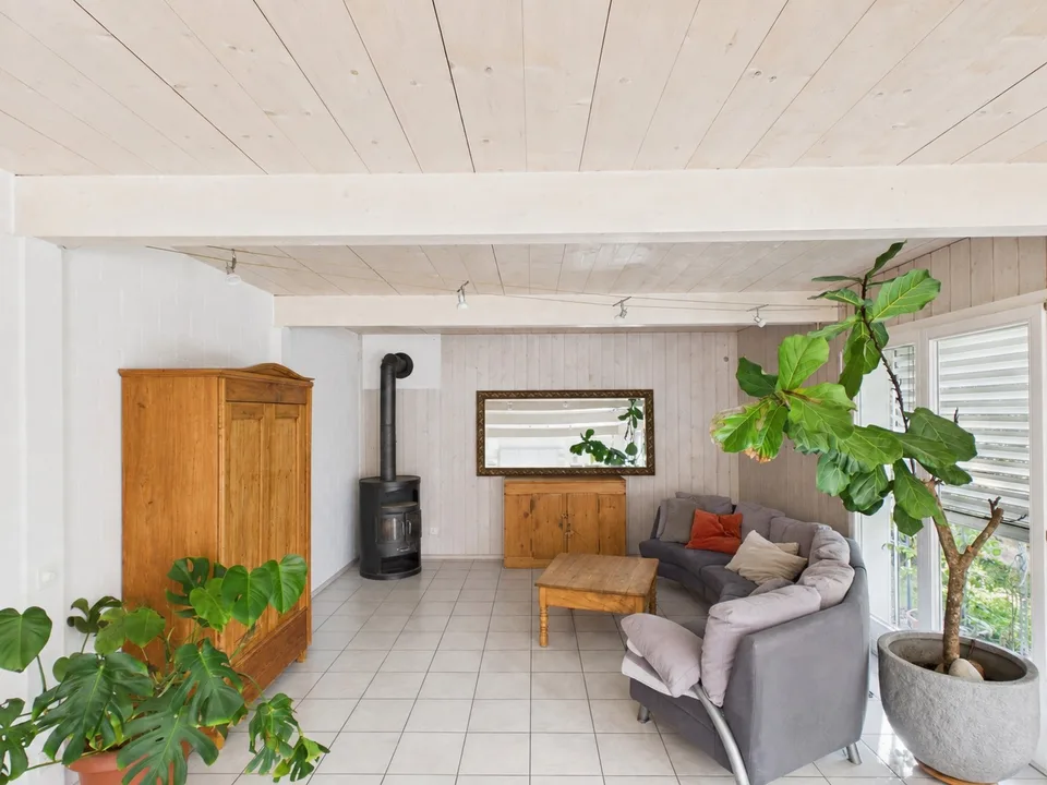 Maison située au calme près de la Töss avec un espace généreux.