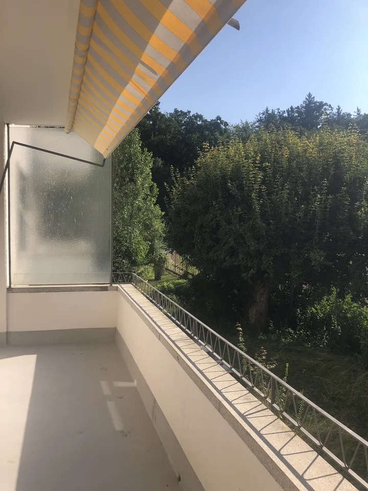 Appartamento ristrutturato con balcone e vista sul verde