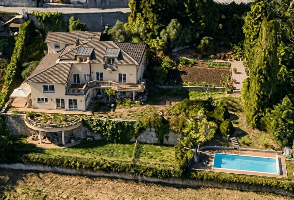 Wohnhaus mit Pool