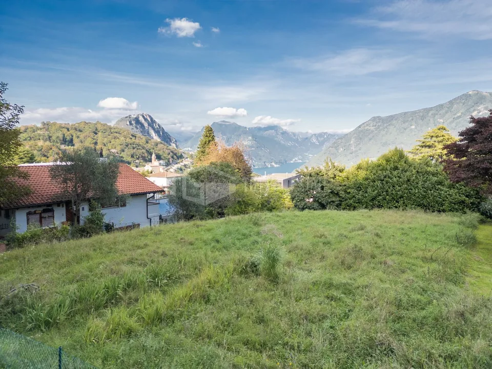 FLACHES BAULAND MIT TEILWEISEM SEEBLICK