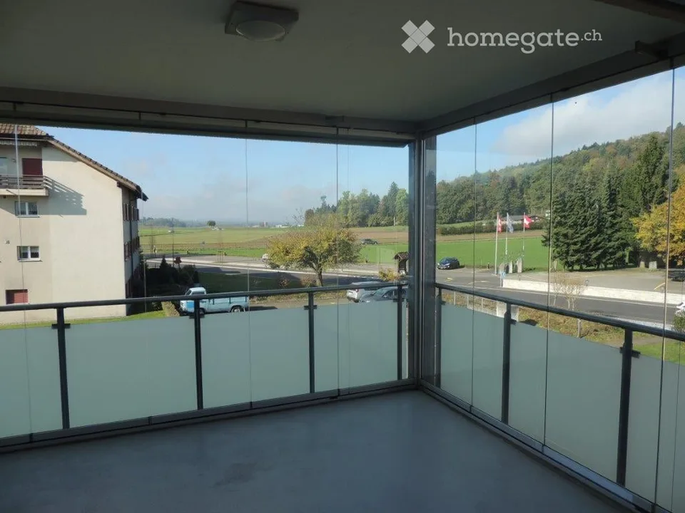 Appartamento luminoso 3.5 locali con balcone e bella vista a Brunegg