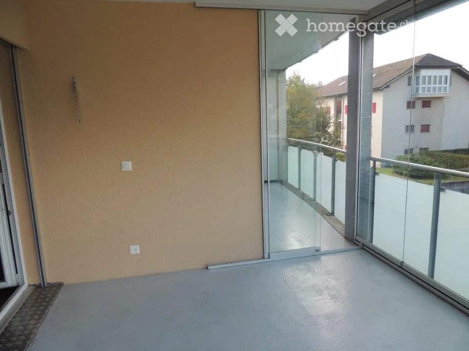 Appartamento luminoso 3.5 locali con balcone e bella vista a Brunegg